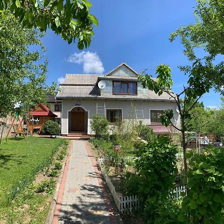 Guest House Viktoria Yaremche Exterior photo