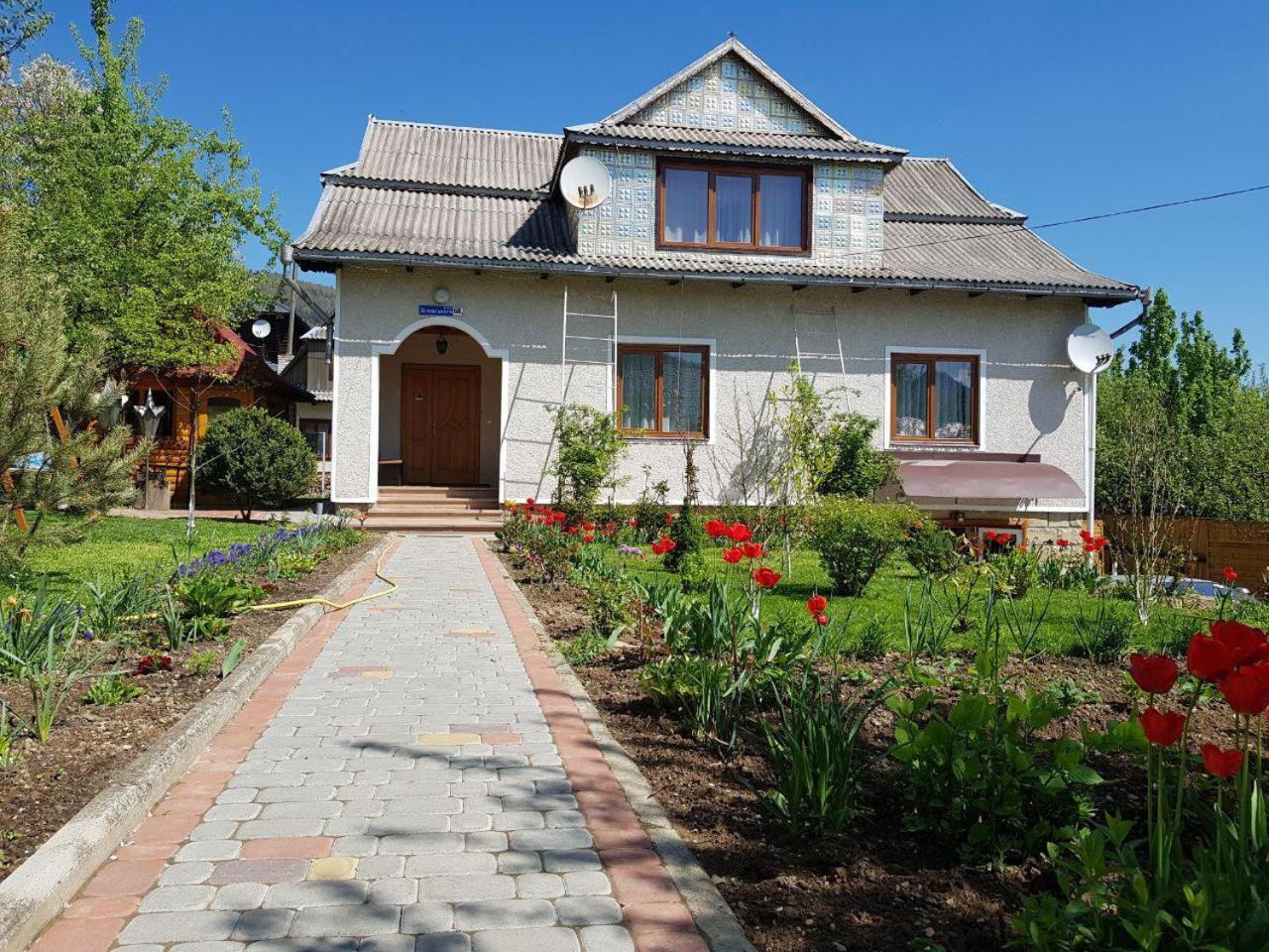 Guest House Viktoria Yaremche Exterior photo